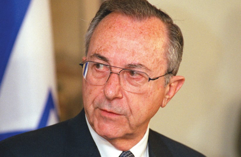 Then-defense minister Moshe Arens answers a reporter’s question during a press conference with Secretary of Defense William S. Cohen in the Pentagon on April 27, 1999 (photo credit: Wikimedia Commons)