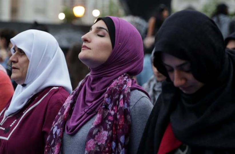Muslim American activist Linda Sarsour prepares to perform "Maghrib" sunset prayers during an immigration rally and Iftar "breaking fast" during the month of Ramadan outside ICE's New York field office at Foley Square in Manhattan, New York (photo credit: REUTERS/AMR ALFIKY)