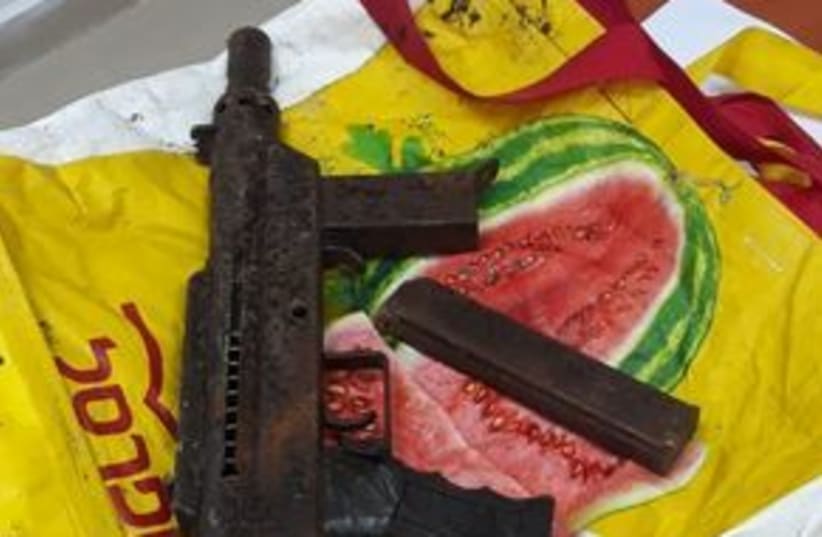 The submachine gun found in the Jisr az-Zarqa kindergarten by police (photo credit: POLICE SPOKESPERSON'S UNIT)