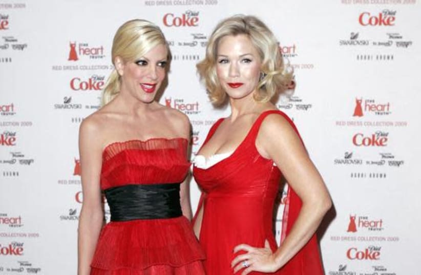 Actresses Tori Spelling (L) and Jennie Garth arrive for the Heart's Truth Red Dress collection show at New York Fashion Week in New York, February 13, 2009. (photo credit: CARLO ALLEGRI/REUTERS)