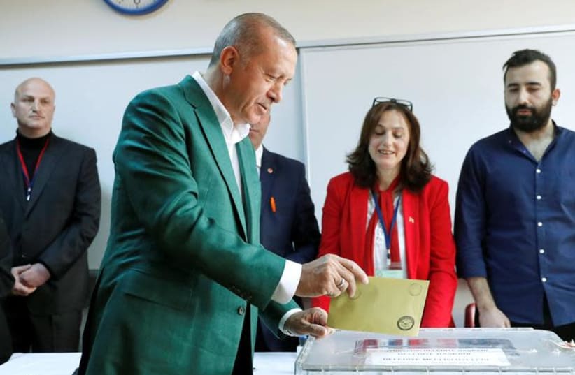 Turkish President Tayyip Erdogan casts his ballot at a polling station during the municipal elections in Istanbul, Turkey, March 31, 2019 (photo credit: REUTERS/MURAD SEZER)