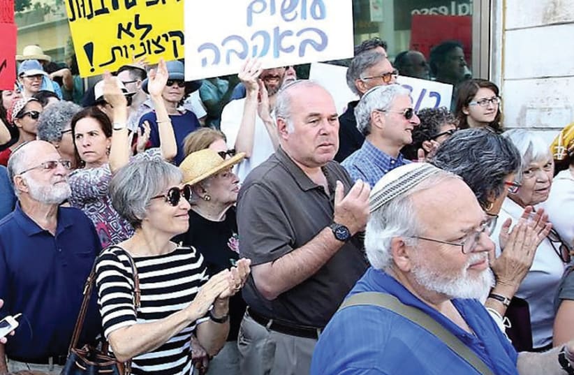 An ITIM rally to protest the Israeli Rabbinate’s blacklisting of American and other rabbis in 2016 (photo credit: ITIM)