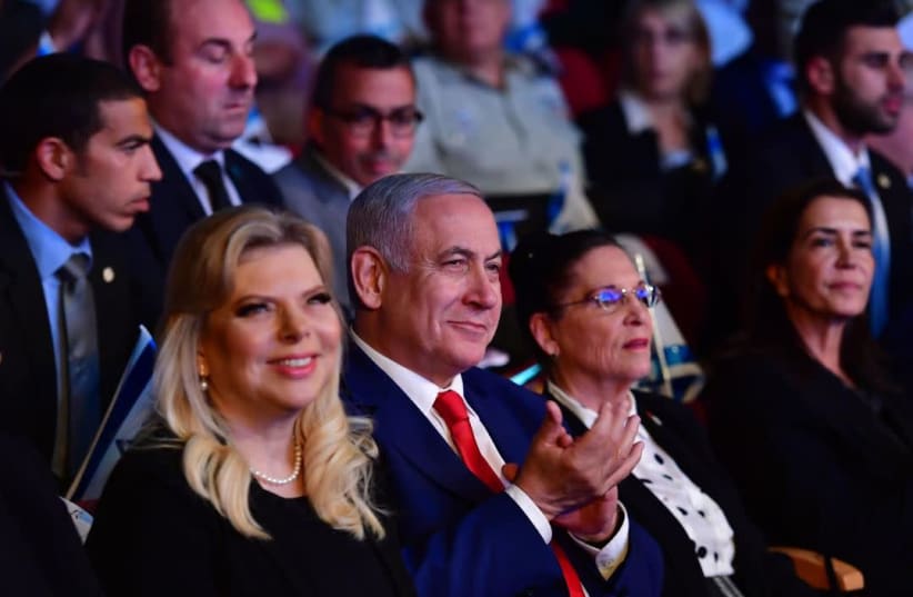 Prime Minister Benjamin Netanyahu [C] and his wife Sara Netanyahu [L] at an event honoring families who lost relatives during the wars of Israel   (photo credit: KOBI GIDEON/GPO)