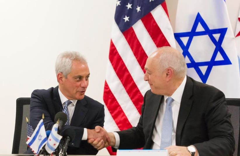 Chicago Mayor Rahm Emanuel and Peres Center chairman Chemi Peres sign a memorandum of cooperation, April 15, 2019 (photo credit: PERES CENTER FOR PEACE)