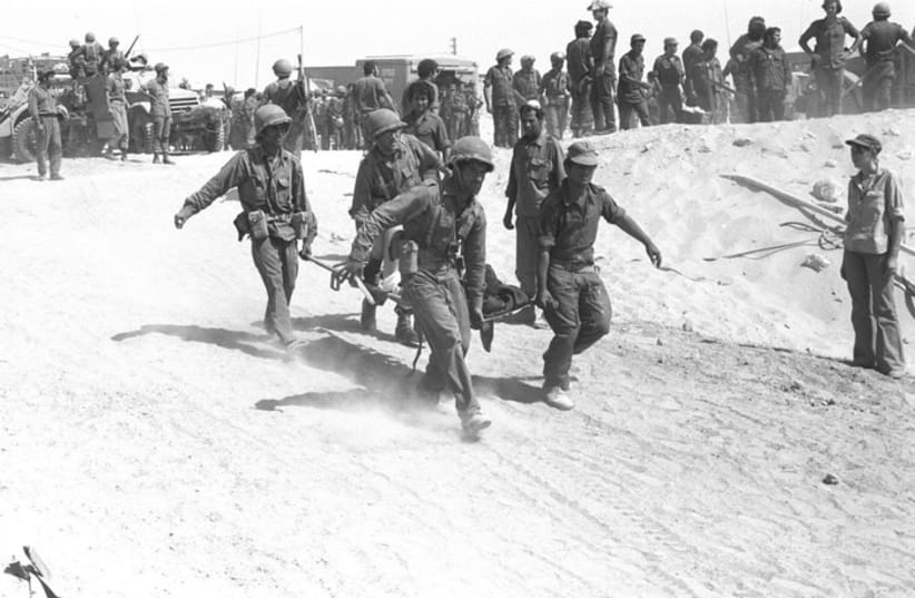 In the 1973 Yom Kippur War, Israeli Defense Forces’ medical crew evacuates an injured soldier from the battle field (photo credit: IDF ARCHIVES, DEFENSE MINISTRY)
