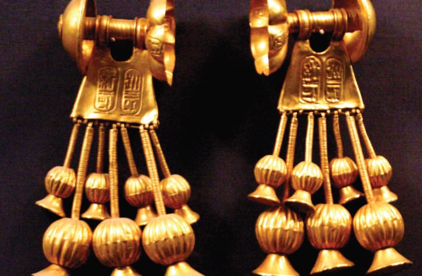 GOLD EARRINGS bearing the cartouche of pharaoh Seti II: In 2003, an Egyptian lawyer filed a dubious suit against ‘all the Jews of the world’ to recover the gold taken from his ancestors. (photo credit: Wikimedia Commons)