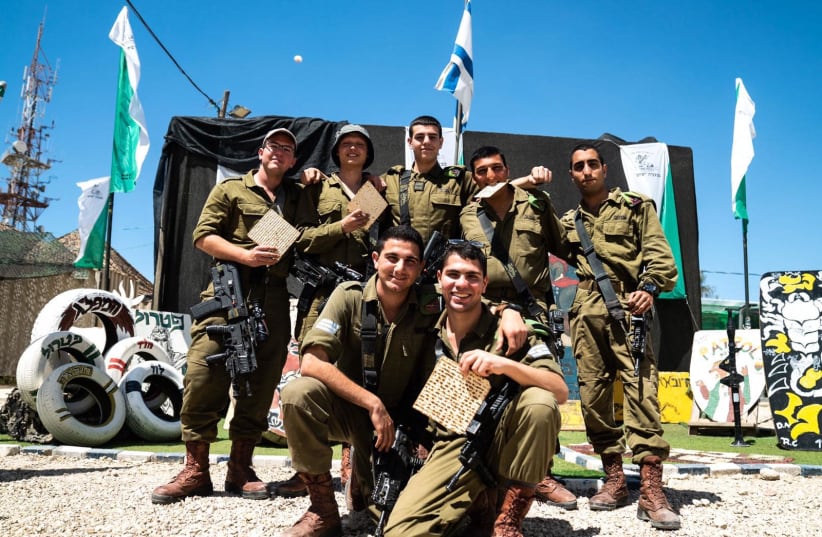 IDF soldiers eat matzah (photo credit: IDF SPOKESPERSON'S UNIT)