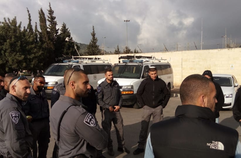 Border Police forces getting briefed before Passover (photo credit: POLICE SPOKESPERSON'S UNIT)