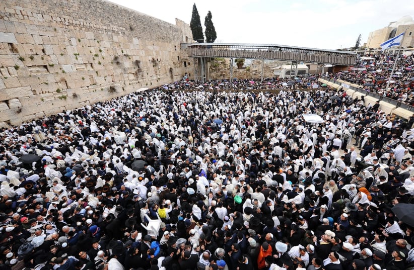 The crowd at the Western Wall. (photo credit: WESTERN WALL HERITAGE FOUNDATION)
