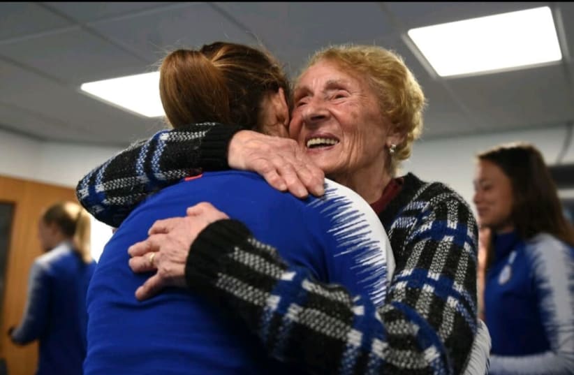 Holocaust survivor Susan Pollack meets with the Chelsea Women's Football Team (photo credit: Courtesy)