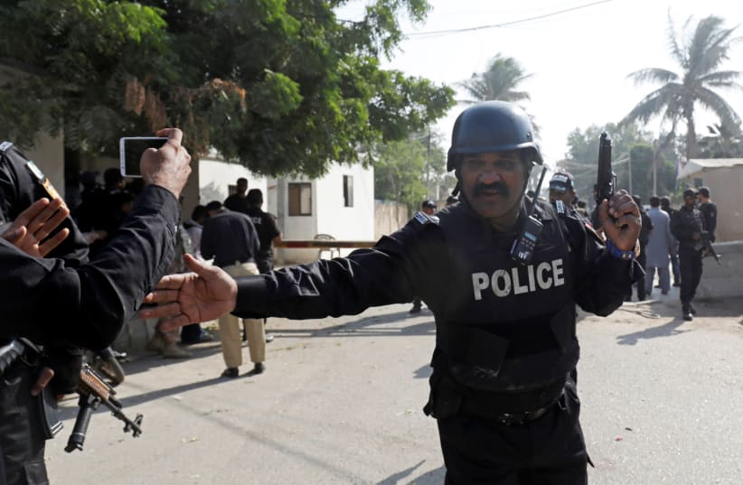 A Pakistani police officer near the Chinese consulate, in Karachi, Pakistan November 23, 2018 (photo credit: REUTERS/AKHTAR SOOMRO)