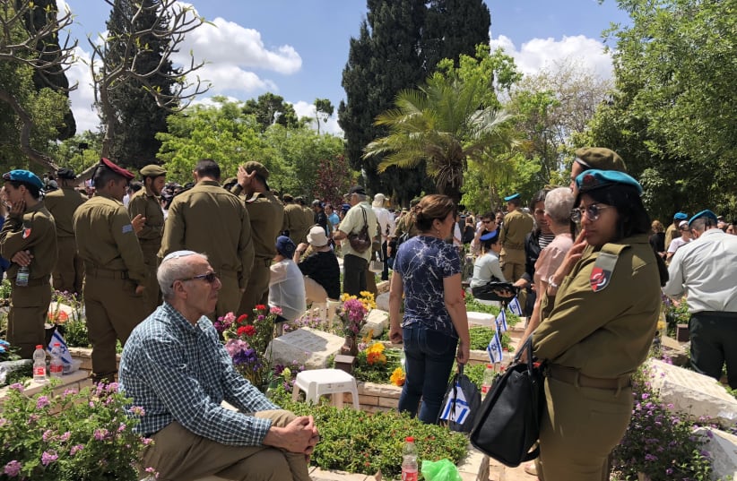 Memorial Day in Kiryat Shaul cemetery north of Tel Aviv on May 8th, 2019 (photo credit: ANNA AHRONHEIM)