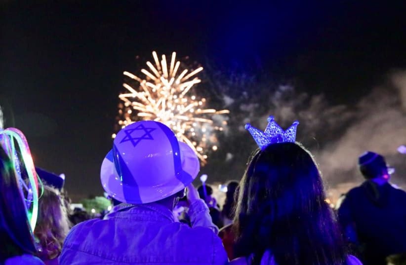 Israelis watch fireworks on Independence Day  (photo credit: ALONI MOR)