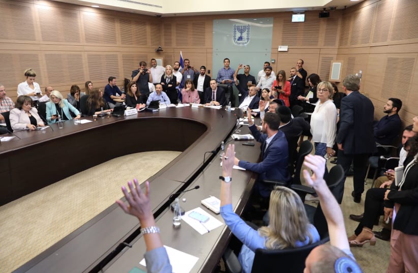 The Knesset House Committee voting on whether to pass Prime Minister Benjamin Netanyahu's bill to cancel ministers limit (photo credit: MARC ISRAEL SELLEM/THE JERUSALEM POST)