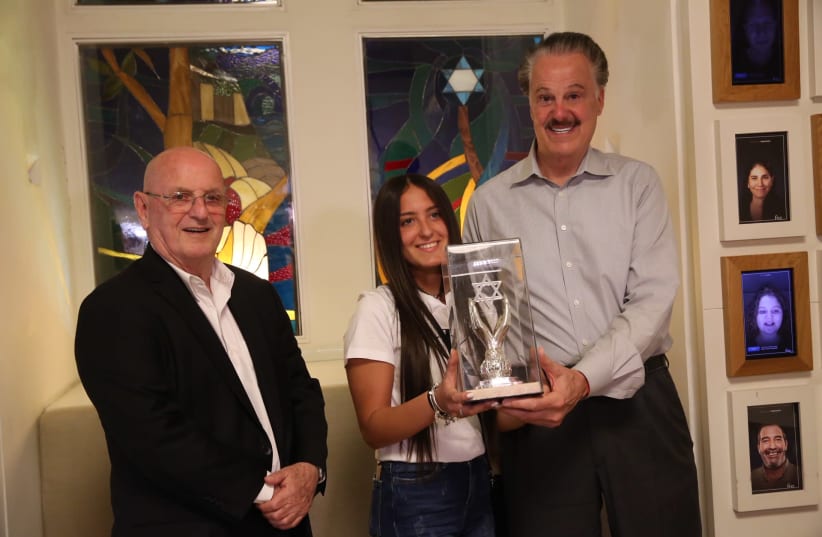 Gali Mel from Eilat’s Begin High School received the award from Friends of Zion founder Mike Evans (photo credit: YOSSI ZAMIR)