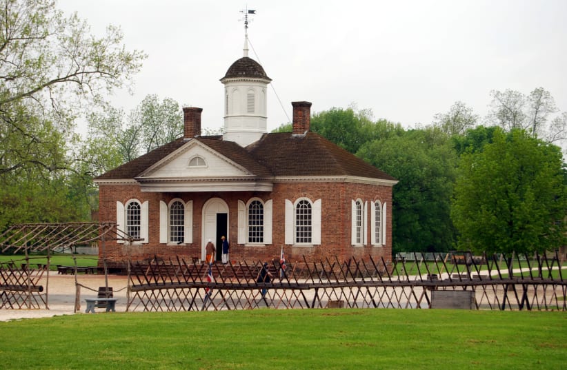 The courthouse building from the colonial period in Williamsburg, Virginia. (photo credit: Wikimedia Commons)