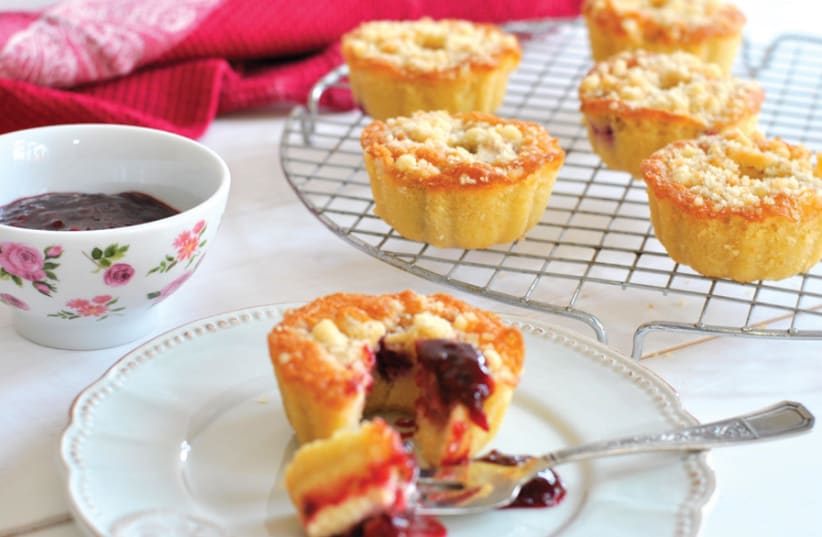 BERRY CUPCAKES WITH STREUSEL TOPPING (photo credit: PASCALE PEREZ-RUBIN)
