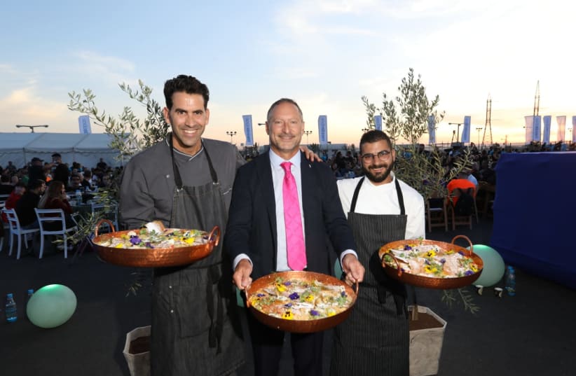 SodaStream CEO Daniel Birnbaum with chefs Moshe Segev and Jalal Salem presenting their mixed Jewish-Arab cuisine "Kanafet HaShalom" at an iftar meal (photo credit: SIVAN FARAJ)
