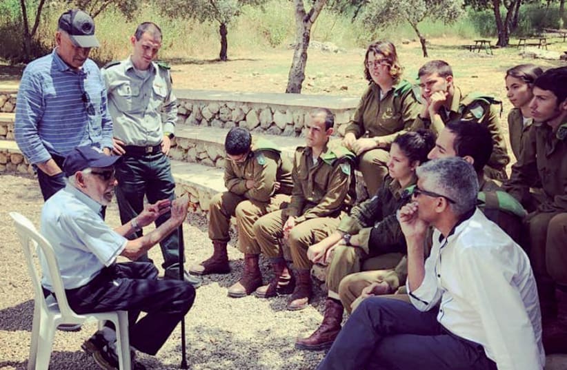 Smoky Simon shares his remarkable experiences from the War of Independence with IDF soldiers on May 8, when Israel marked Remembrance Day for its fallen and victims of terror (photo credit: TELFED)