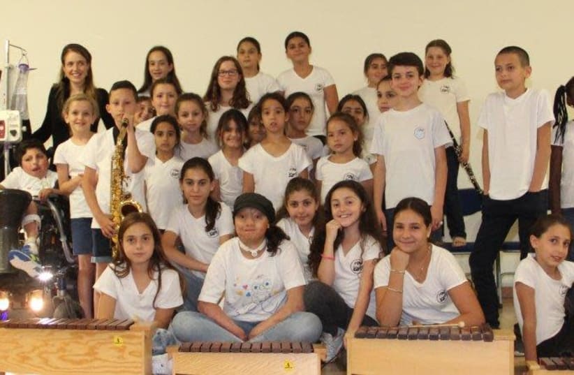 Students from Agron School in Jerusalem at the ALYN hospital rehabilitation center join together for a musical concert, May 2019 (photo credit: NOA ARAD)