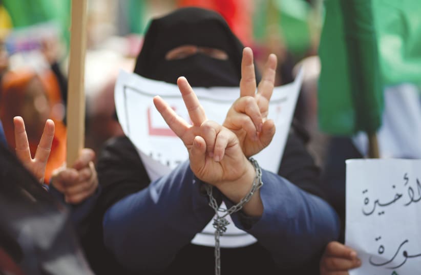 A PALESTINIAN woman protests for Palestinian prisoners (photo credit: REUTERS)