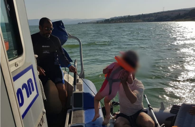 Police rescue a stranded boat on the Sea of Galilee, June 10 2019 (photo credit: POLICE SPOKESPERSON'S UNIT)