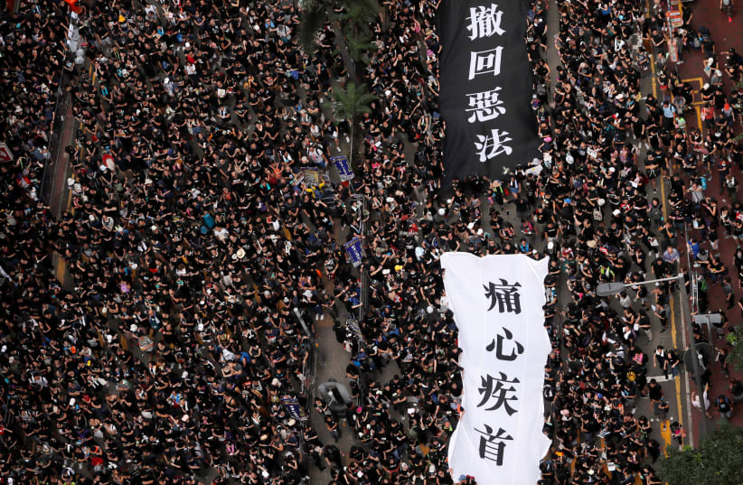 Protesters attend a demonstration demanding Hong Kong's leaders to step down and withdraw the extradition bill, in Hong Kong, China, June 16, 2019 (photo credit: REUTERS/TYRONE SIU)