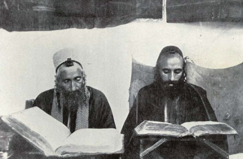 YEMENITE JEWS study Torah in Sana’a, 1926. (photo credit: FROM BOOK ‘AUS DEM JEMEN’ VIA WIKIMEDIA COMMONS)