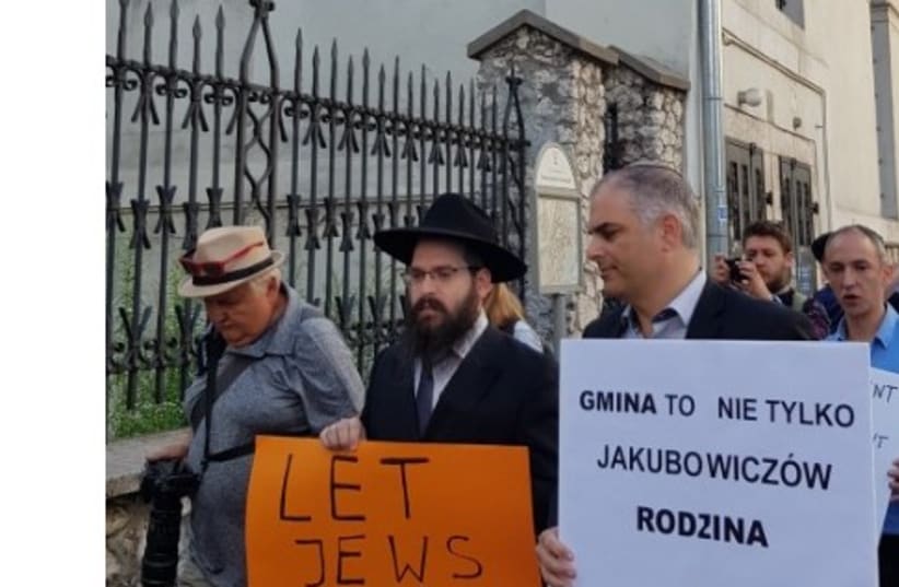 Jewish protesters in Krakow call for reopening of synagogue, the sign on the right reads 'Jewish community is not only for the Jakubowicz family (photo credit: Courtesy)