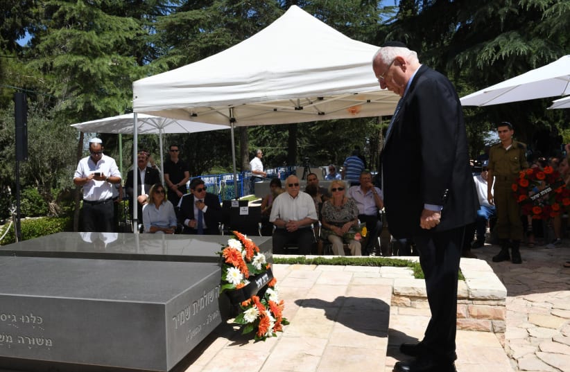 President Reuven Rivlin stands before the graves of Yitzhak and Shulamit Shamir. (photo credit: Mark Neiman/GPO)