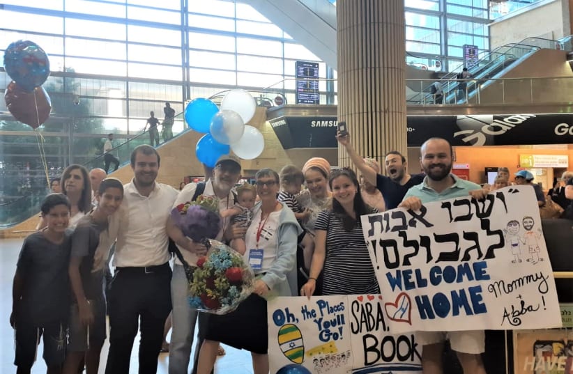 Members of the White family greet Beth and Paul White at Ben Gurion airport Thursday morning (photo credit: NEFESH B'NEFESH)