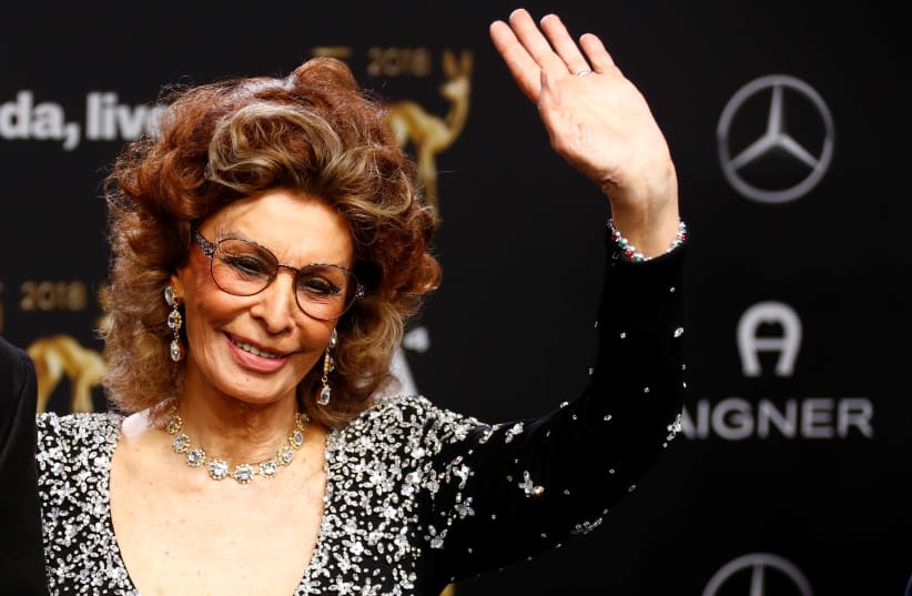 Sophia Loren poses on the red carpet before the Bambi 2018 Awards ceremony in Berlin, Germany, November 16, 2018 (photo credit: FABRIZIO BENSCH / REUTERS)