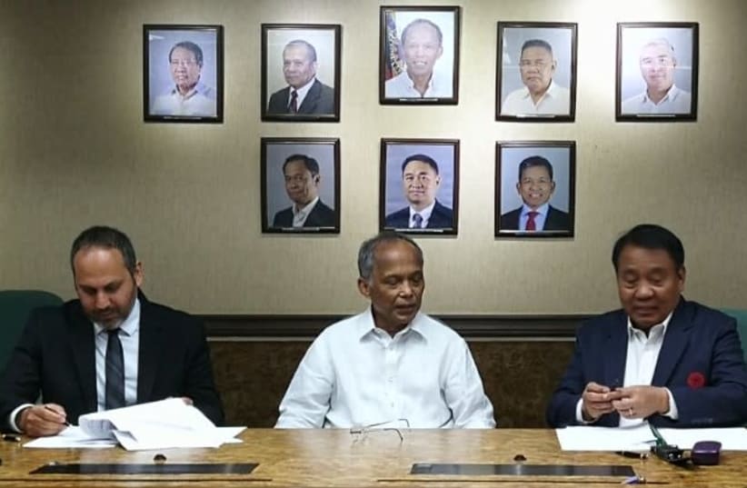 From left: Ratio Petroleum CEO Itay Raphael Tabibzada, Philippines Department of Energy Secretary Alfonso Cusi, and PNOC president and CEO Admiral Reuben S Lista (ret.) sign a Memorandum of Understanding in Taguig (photo credit: DEPARTMENT OF ENERGY PHILIPPINES)