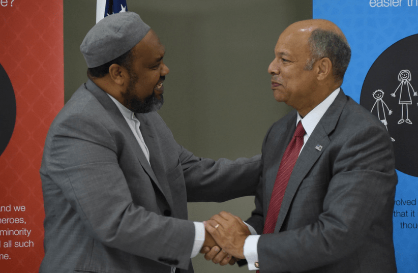 Imam Mohamed Magid (L) meets with the then-Secretary of Homeland Security Jeh Johnson, June 2015 (photo credit: U.S. DEPARTMENT OF HOMELAND SECURITY/FLICKR)