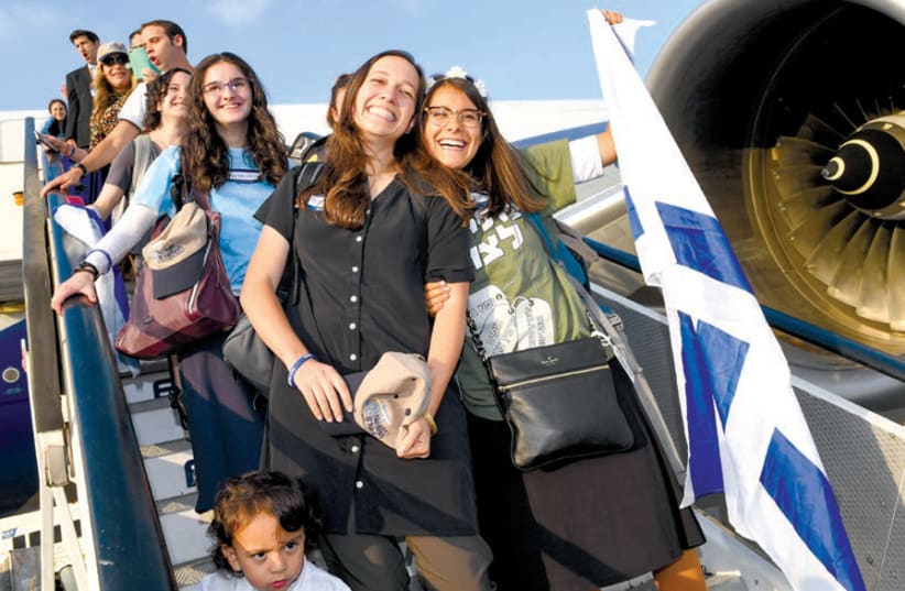 YOUNG PROFESSIONALS land in Israel on a Nefesh B’Nefesh charter aliyah flight. (photo credit: SHAHAR AZRAN)