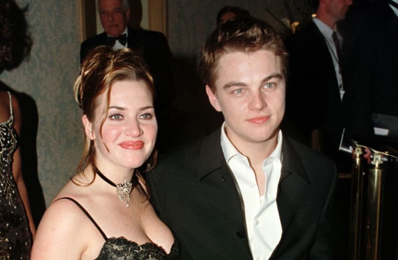 'Titanic' stars Kate Winslet and Leonardo DiCaprio pose at Paramount Pictures post-Golden Globe Awards party, January 18, 1998 (photo credit: REUTERS)