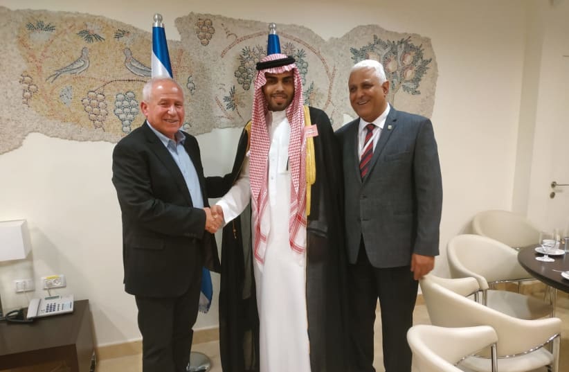 Saudi blogger Mahmoud Saud in the Knesset on Monday with Avi Dichter (l), the head of the Knesset Foreign Affairs and Defense Committee, and Hassan Kaabia, the Foreign Ministry's Arabic-language spokesman (r) (photo credit: Courtesy)