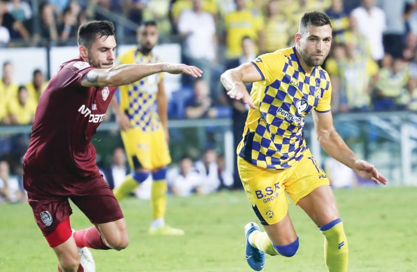 MACCABI TEL AVIV'S Itay Shechter in action against Cluj in last night's 2-2 draw in Champions League qualifying action in Netanya (photo credit: DANNY MARON)
