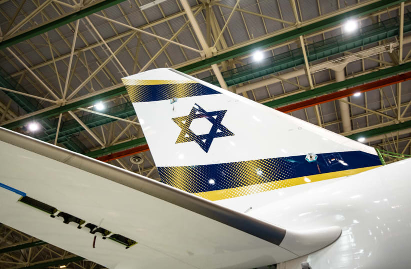 El Al painting a Dreamliner aircraft gold to honor Jerusalem  (photo credit: Courtesy)