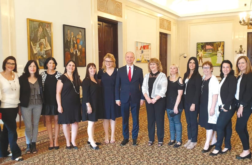 WOJCIECH KOLARSKI, flanked by Julia Mackiewicz-Saban (left) and Lea Pitterman-Ganor, and teachers of Holocaust history during a visit to the Presidential Palace in Warsaw (photo credit: POLISH INSTITUTE TEL AVIV)