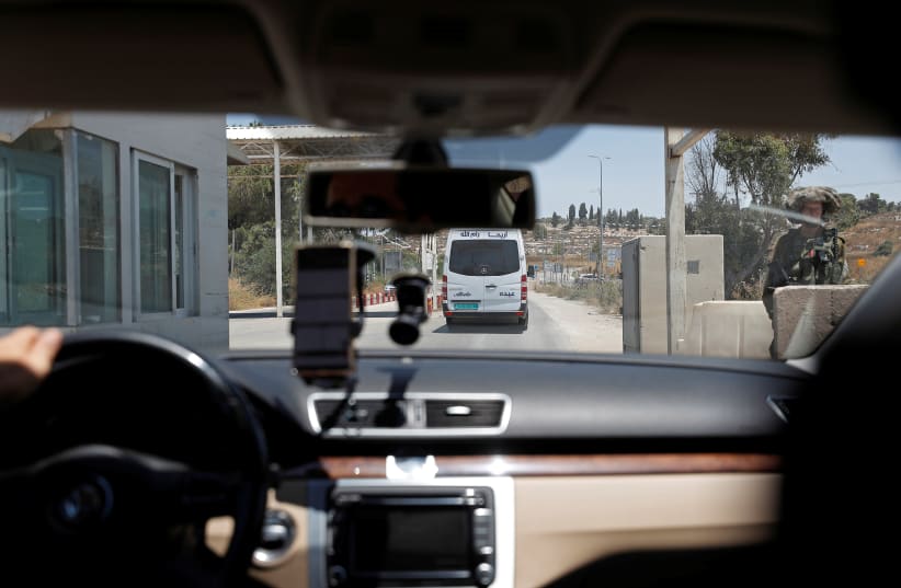 CEO of Doroob Technologies uses Doroob Navigator application as he drives his car at an Israeli checkpoint in Ramallah, in the West Bank (photo credit: MOHAMAD TOROKMAN/REUTERS)
