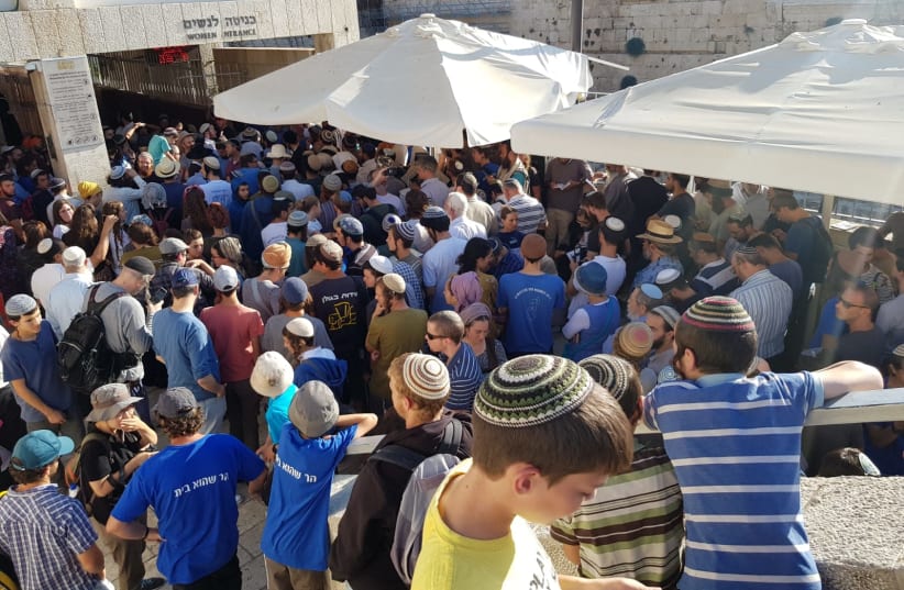 Thousands of visitors gather at the entrance to Temple Mount in attempt to pressure the police in to lifting the prohibition on Tisha Be'Av (photo credit: TPS)