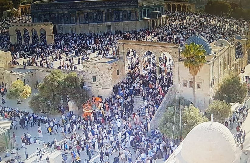 Muslim worshippers on Temple Mount as police barred Jewish entrance on Tisha Be'av (photo credit: POLICE SPOKESPERSON'S UNIT)