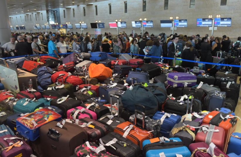 Ben-Gurion Airport baggage malfunction causes travel disruption  (photo credit: AVSHALOM SASSONI/ MAARIV)