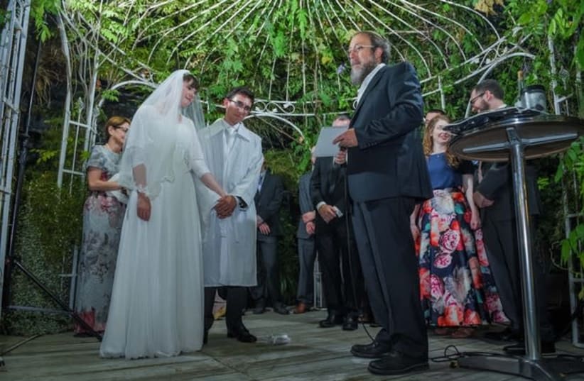 Chupah Pratit wedding officiator and Hashgacha Pratit founder Rabbi Aaron Liebowitz officiates a wedding. (photo credit: MAY BAR)