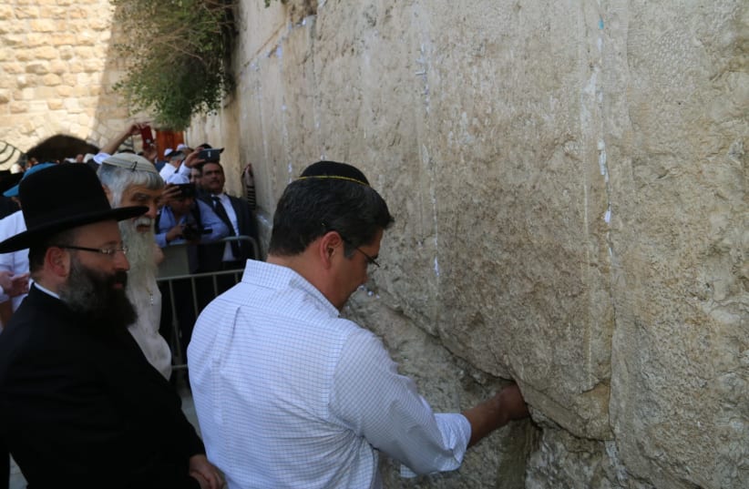 Honduran President Juan Orlando Hernández Alvarado at the Western Wall in Jerusalem  (photo credit: THE WESTERN WALL HERITAGE FOUNDATION)