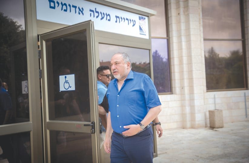 YISRAEL BEYTENU leader Avigdor Liberman speaks in Ma’aleh Adumim on Sunday, a week before the elections.  (photo credit: YONATAN SINDEL/FLASH 90)