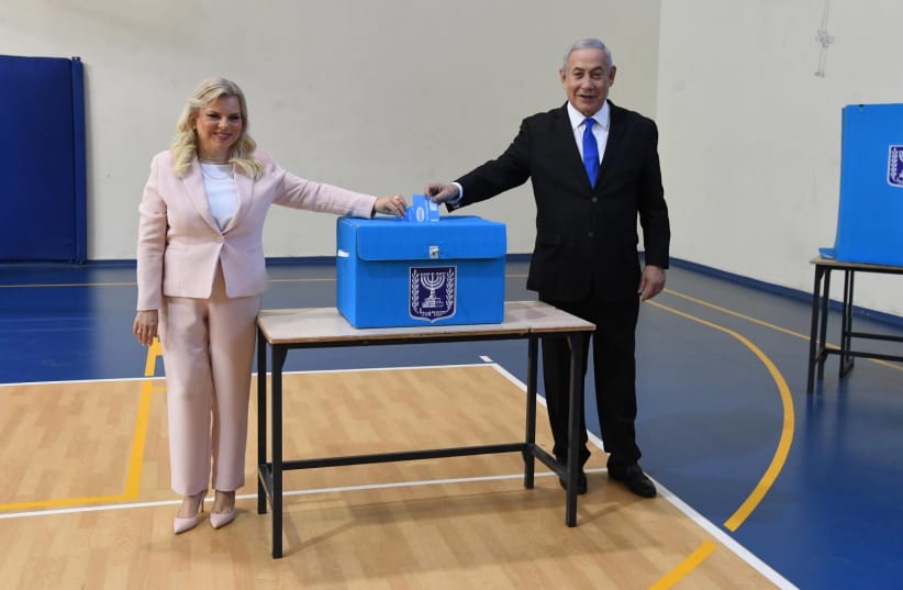 Prime Minister Benjamin Netanyahu and his wife, Sara Netanyahu, vote, September 17, 2019 (photo credit: CHAIM TZACH/GPO)