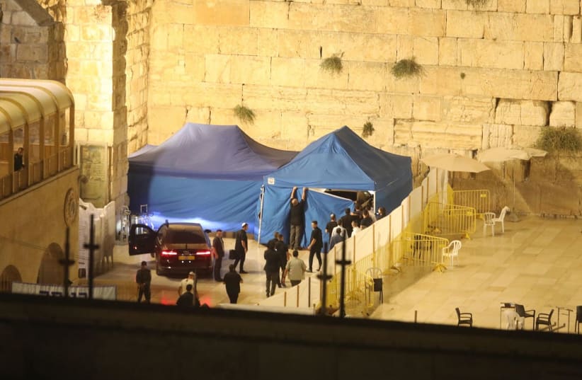 PRIME MINISTER Benjamin Netanyahu and his car behind two tents next to the Kotel Monday night. (photo credit: MARC ISRAEL SELLEM/THE JERUSALEM POST)