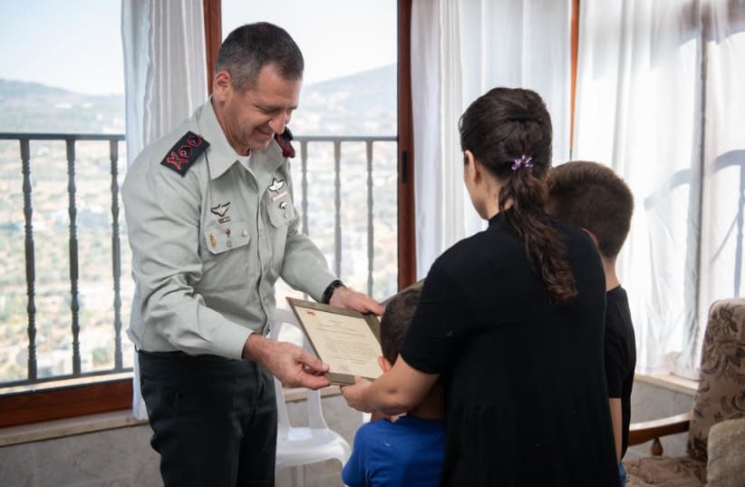 Family of Lt.-Col. "M" presented with commendation by IDF Chief of Staff Lt.-Gen. Aviv Kochavi (photo credit: IDF SPOKESMAN’S UNIT)